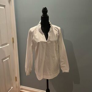Vineyard Vine 2xruffle collar v neck longer back. 
Purchase wore 1x too big.